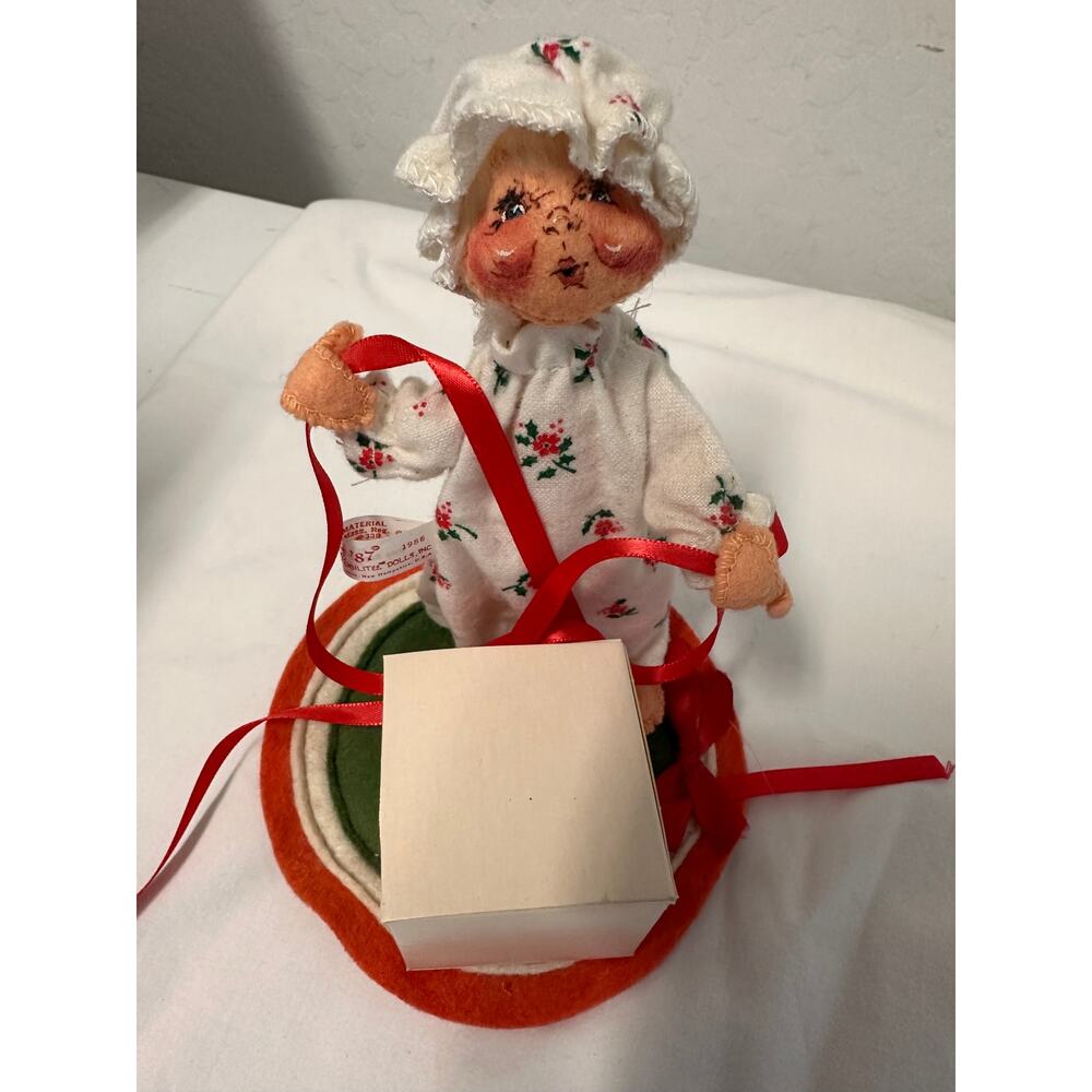 Vintage Annalee Mobiltee Present Doll 1987‎ w/ Bear Gift